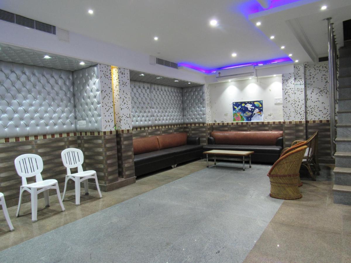 Hotel Traditional Inn Ню Делхи Екстериор снимка